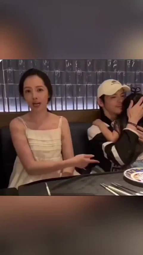 郭碧婷称女儿向芷出生起就黏向佐，夫妻带俩娃与友聚会