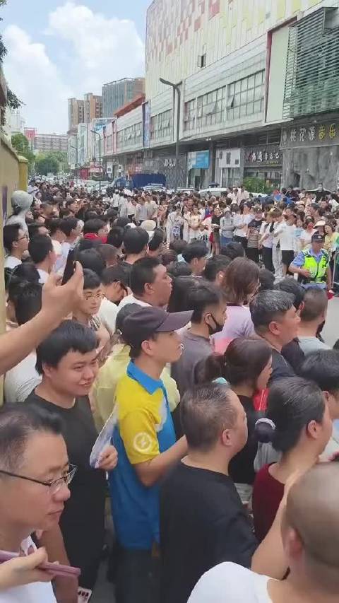 星爷来东莞啦 人气爆棚《功夫女足》路演
