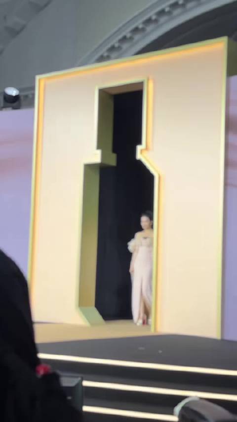 也是见到真的神仙姐姐了！刘亦菲真的美到不真实！喜欢bobbi brown ！