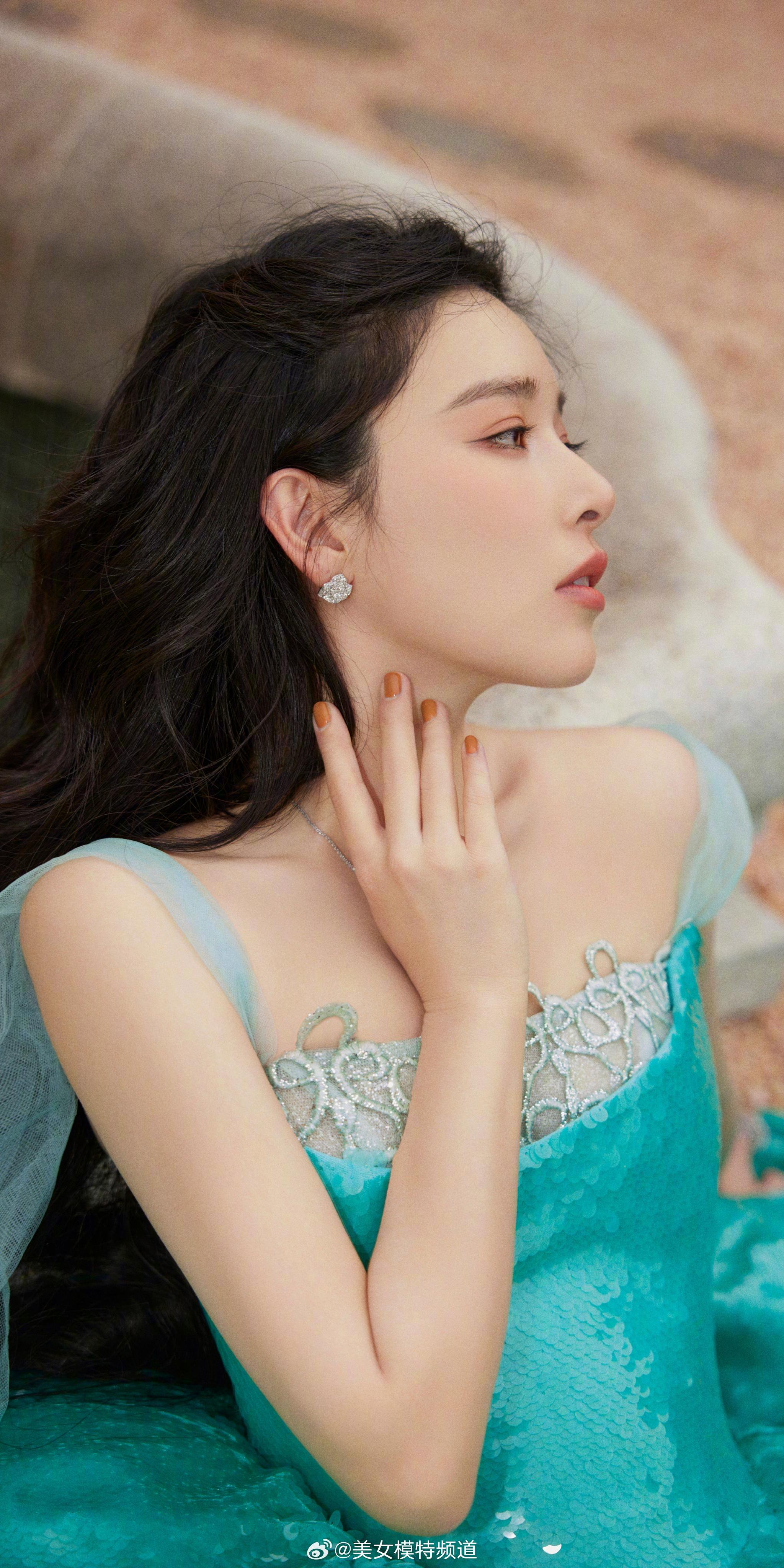 阚清子蓝绿礼服性感迷人