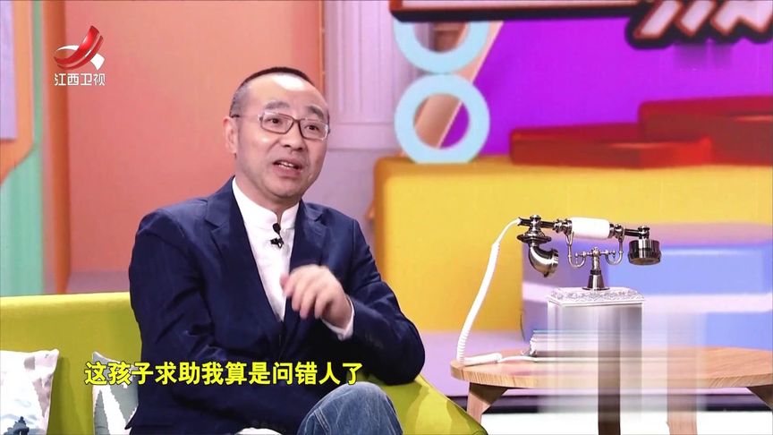 汽车销售顾问，向女顾客一通介绍车的性价比，顾客：有粉色吗