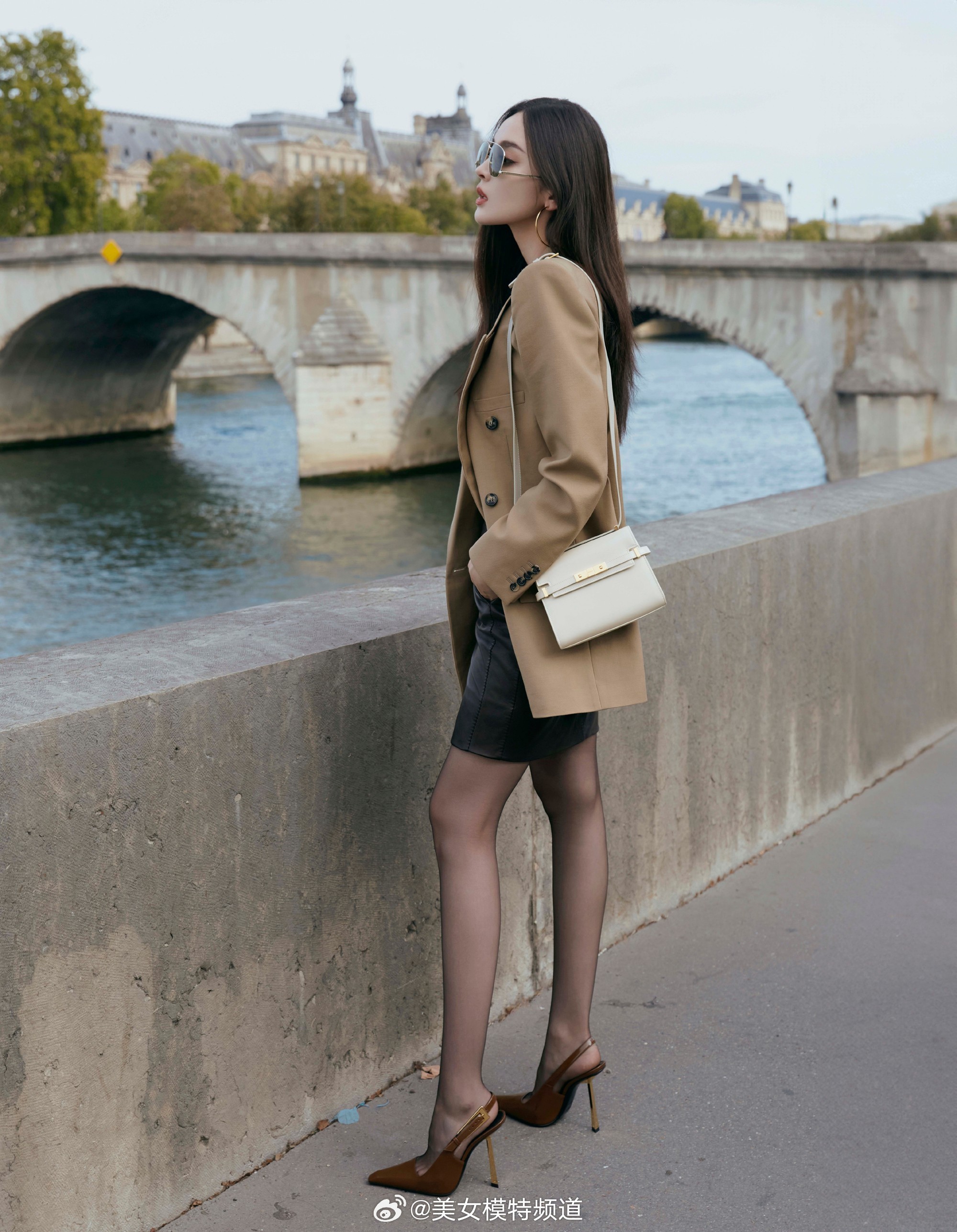 古力娜扎街拍大片西装短裙