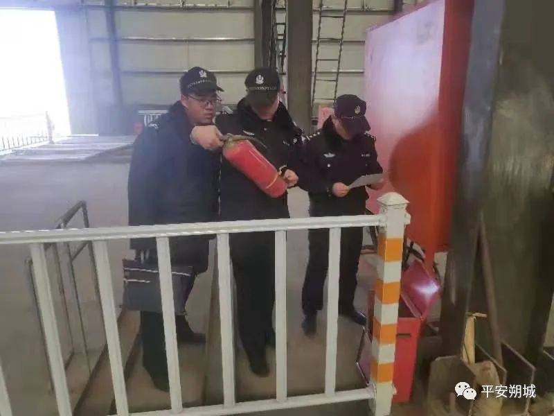【守护万家平安】警徽在一线闪耀 倾力守护平安年休闲区蓝鸢梦想 - Www.slyday.coM 【守护万家平安】警徽在一线闪耀 倾力守护平安年休闲区蓝鸢梦想 - Www.slyday.coM