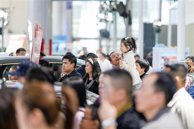 晚报车展7天成交额10.25亿元