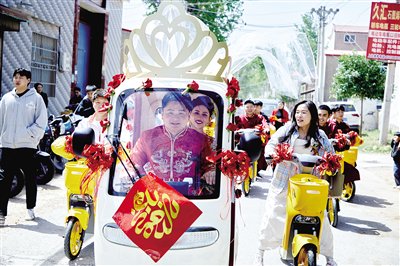 这场婚礼没豪车，只有电动三轮共享单车