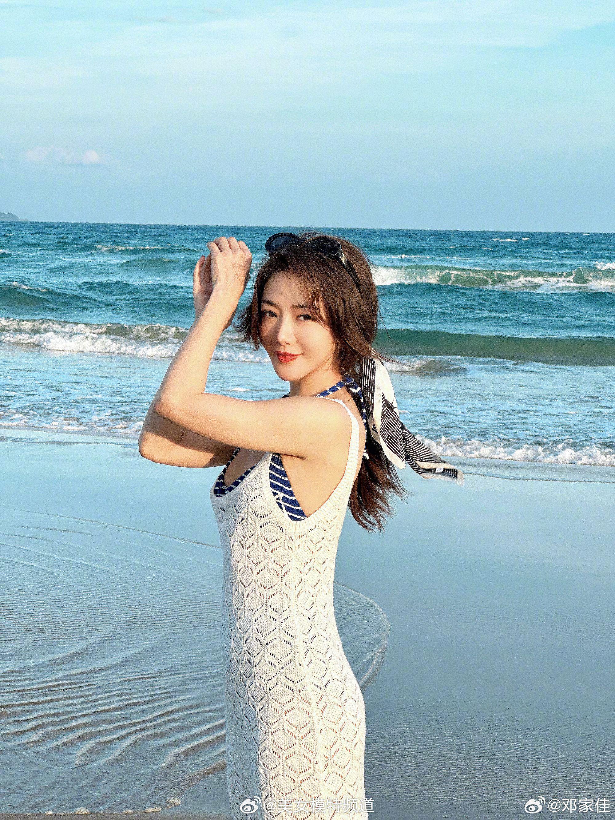 邓家佳海边柔美大片