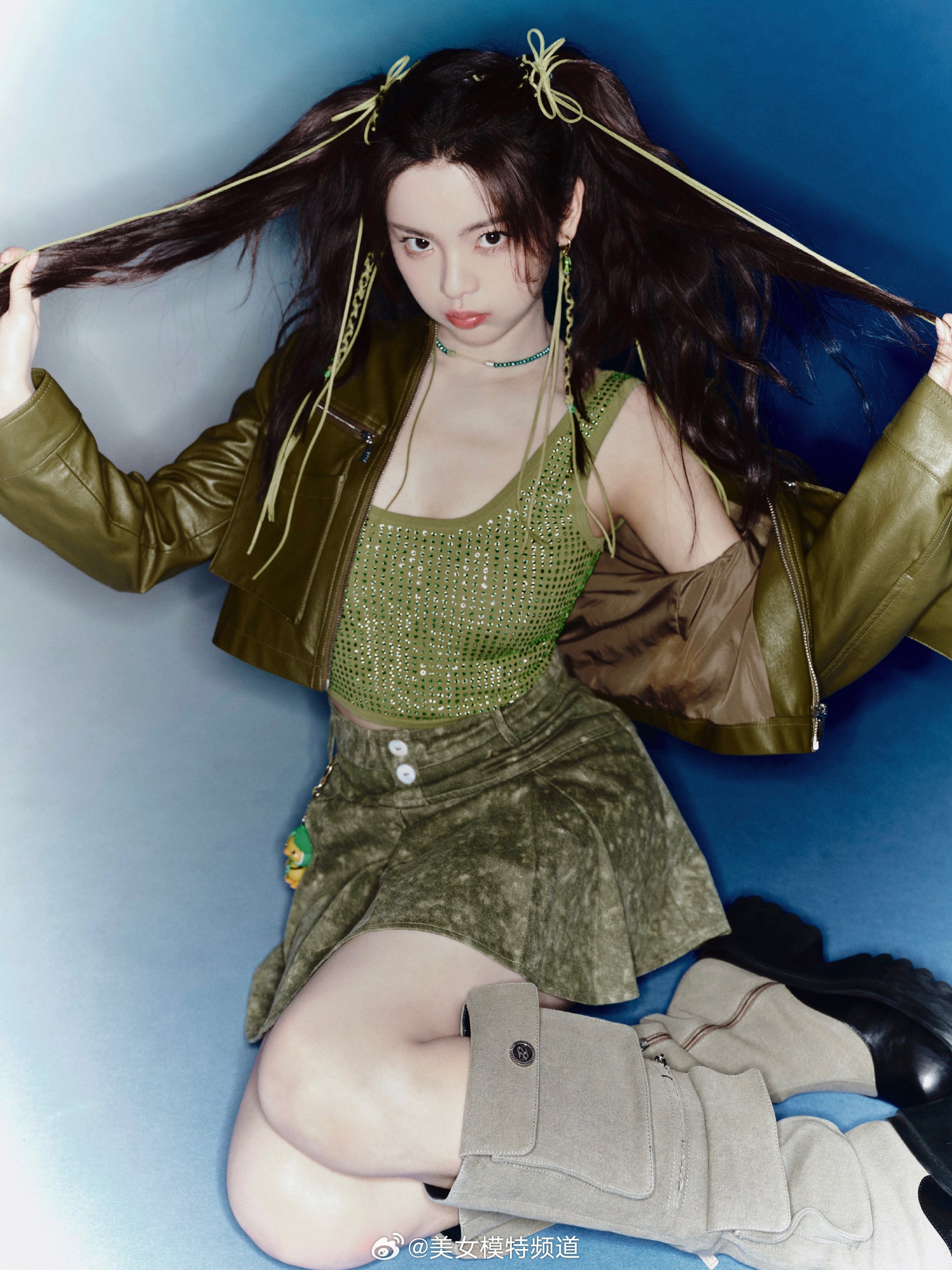 杨超越甜酷穿搭上线