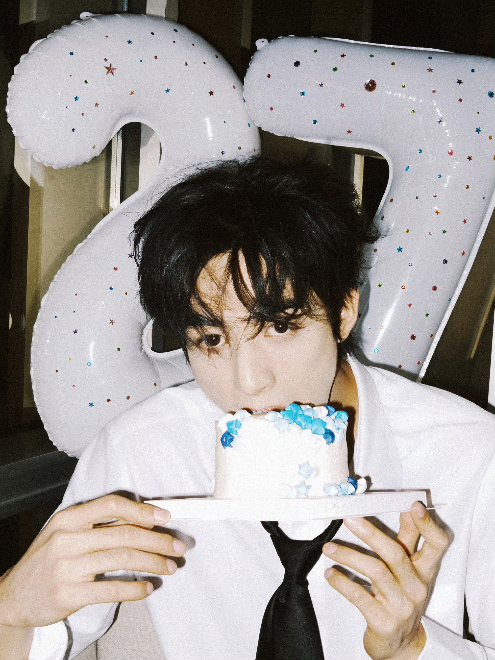 宋威龙27岁生日状态获赞，薄肌造型引关注