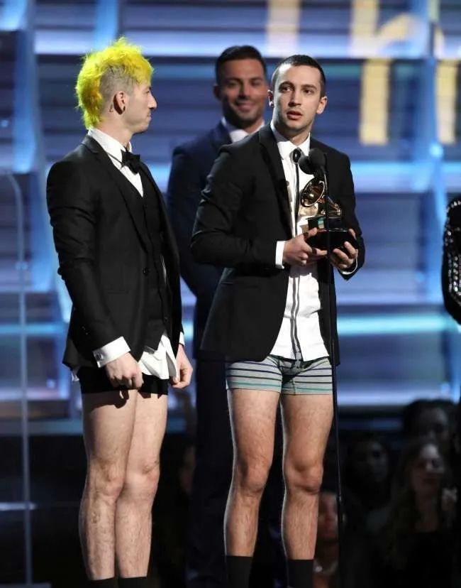 tylerjoseph,tylerthecreator 其实我一直都很喜欢这个乐队的主唱,32岁的美国男歌手tyler joseph