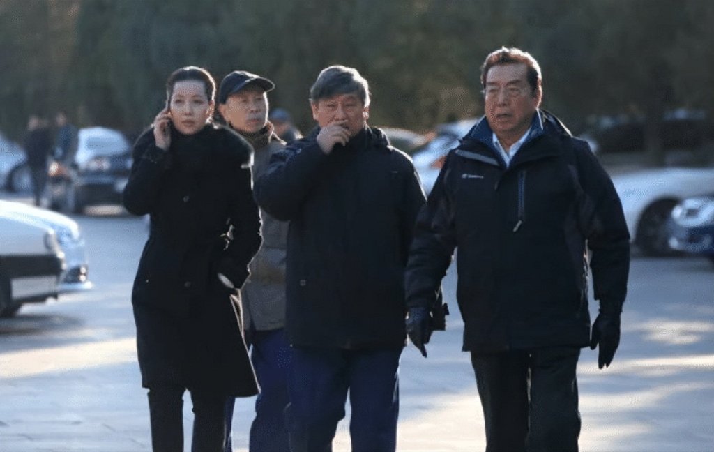 84岁李双江依旧精神，穿冲锋衣气场强大像老干部，儿子今年出狱！