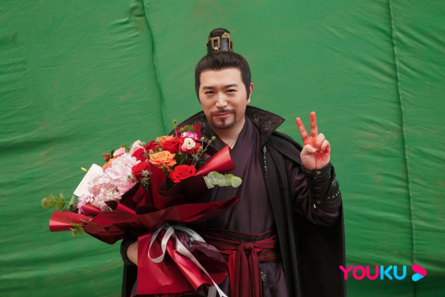 郭云飞饰演的段鹏举是"天窗"组织的一员,他原是张哲瀚饰演的周子舒属