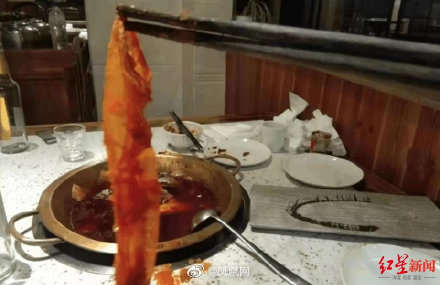 网传火锅吃出避孕套,警方:系当事人放入锅中滋事休闲区蓝鸢梦想 - Www.slyday.coM 网传火锅吃出避孕套,警方:系当事人放入锅中滋事休闲区蓝鸢梦想 - Www.slyday.coM