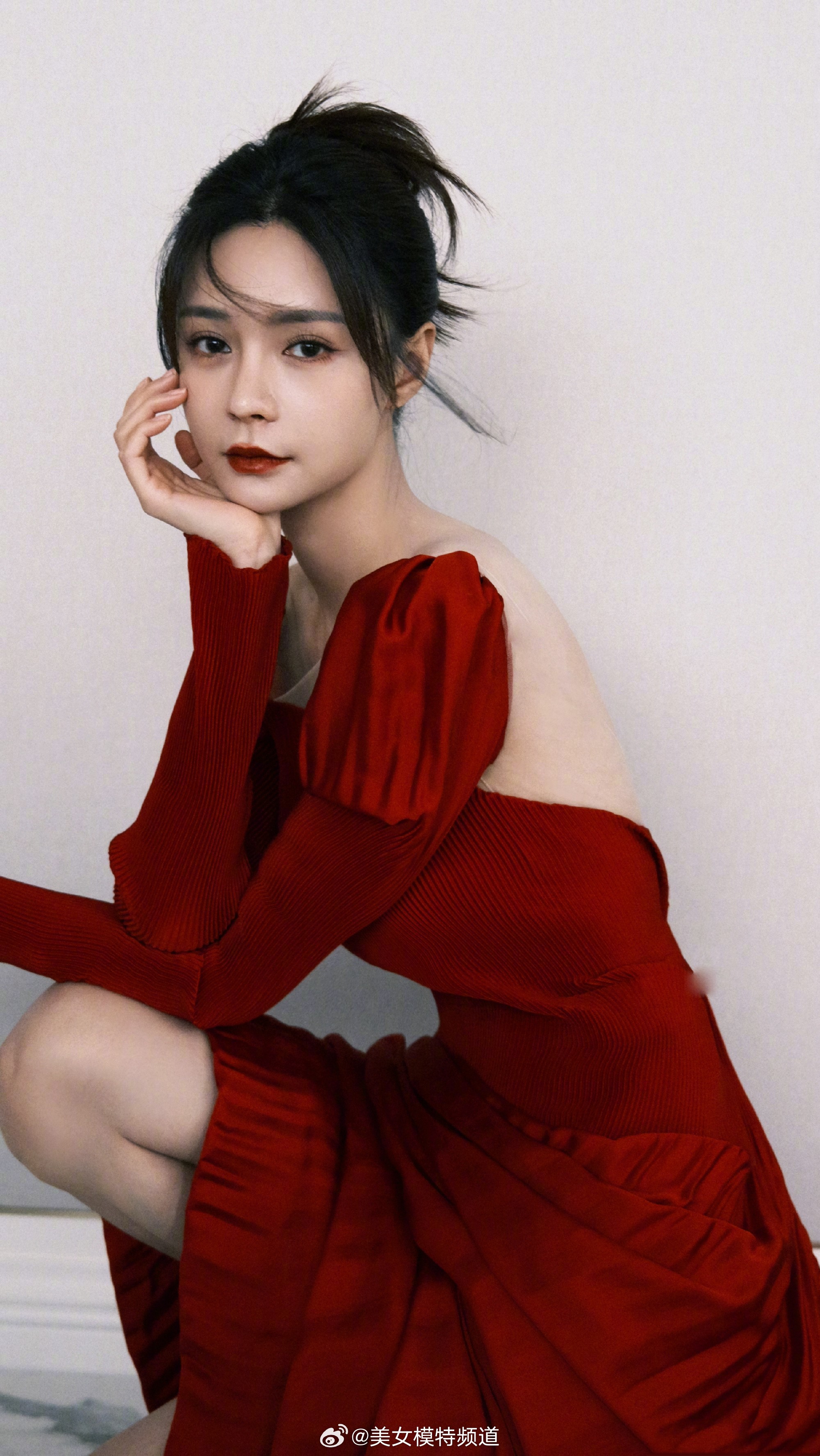 沈梦辰红裙美丽大气