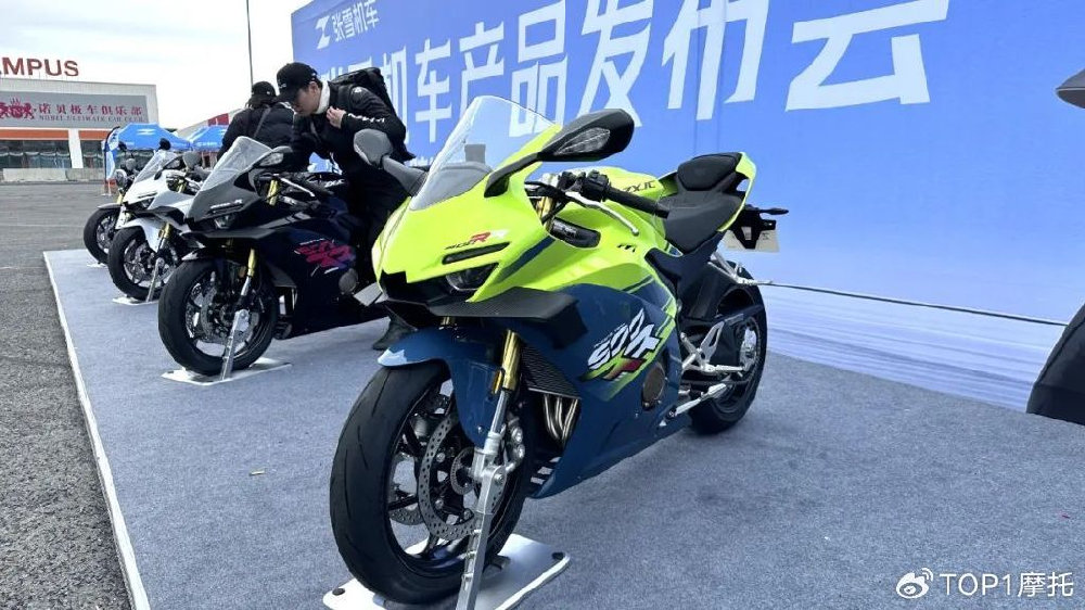 零百加速3.3秒，张雪500RR强势入局，四缸仿赛双缸价，售价27980起