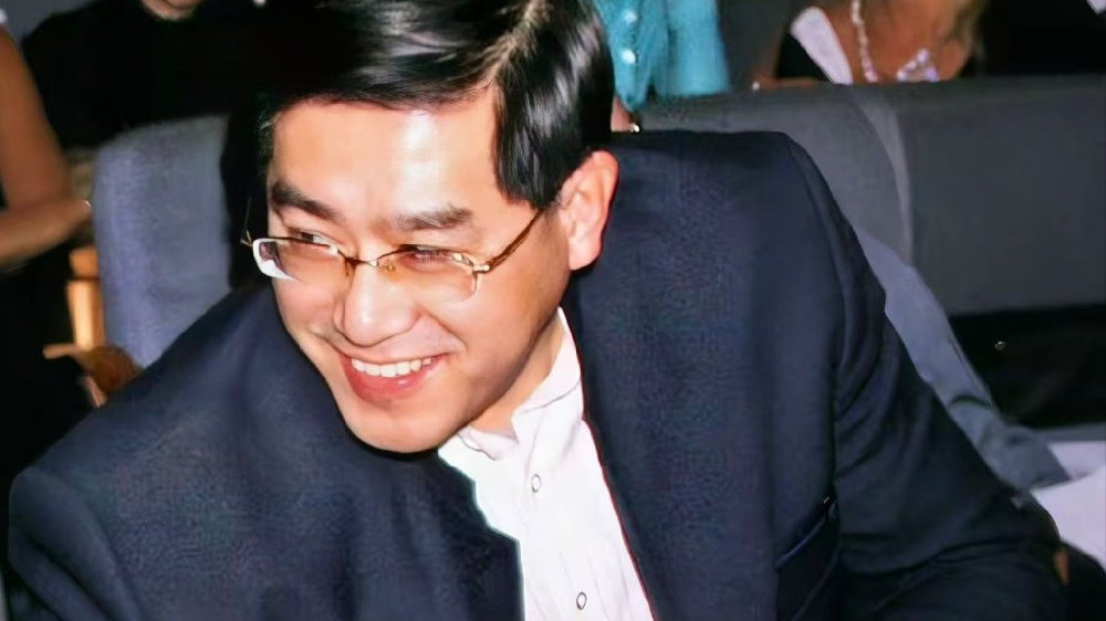 欧文丝巾衲：数字时代以自身AI形象生成异性照片的心理意义及潜在风险