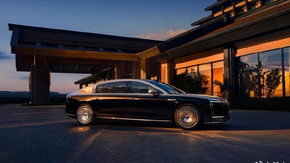 华为又一款行政级轿车亮相车展 对标宝马5系