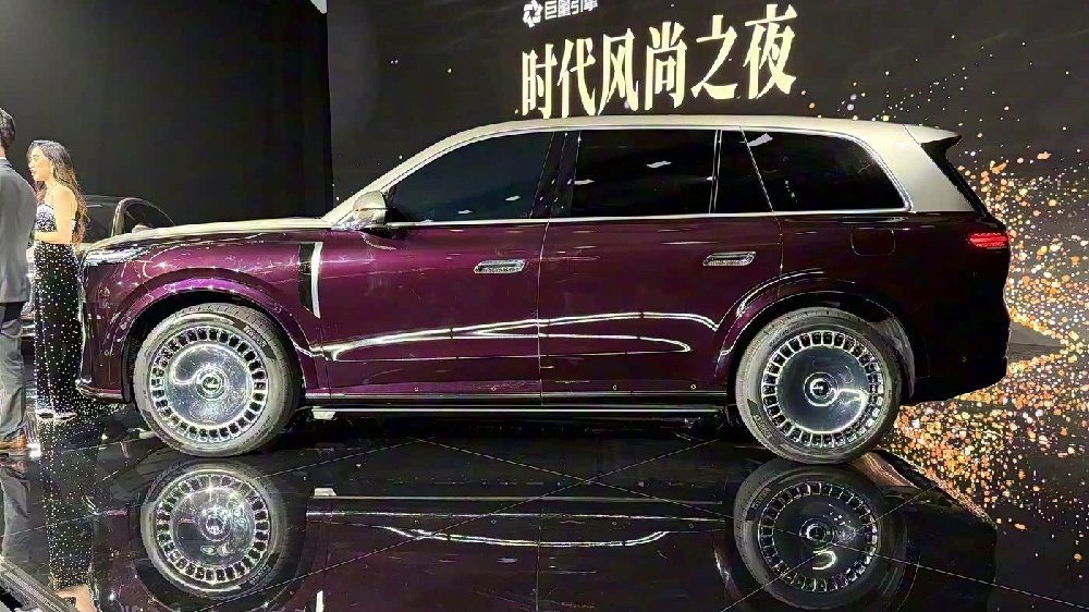 东风造了台“库里南”，配投影大灯+4激光雷达+3腔空悬，太强了！