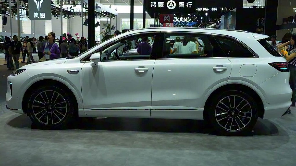 15.98万起，1小时大定破10000台，华为最便宜SUV真有这么猛？