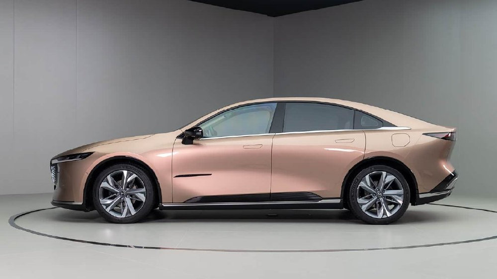 合资品牌“开窍”了，中型车卖11.98万，颜值炸裂，能一炮而红？