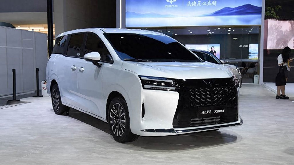 五菱版“别克GL8”火了，7.3万起+大7座+侧滑门，19天卖出3173台