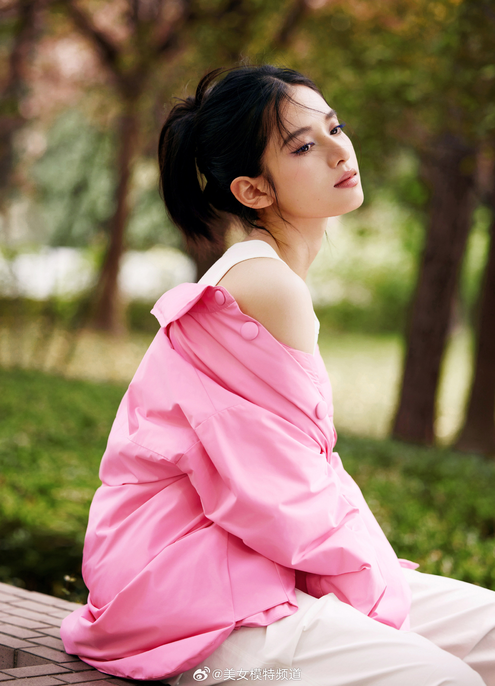 张婧仪光影跃动粉蓝色彩