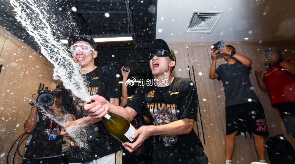 广厦夺冠4天后大摆庆功宴！李春江空降祝贺：队史第一人遗憾缺席