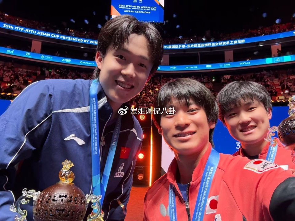 争议！王楚钦主动合影 张本智和下意识后退+与他隔开 王皓握手面无表