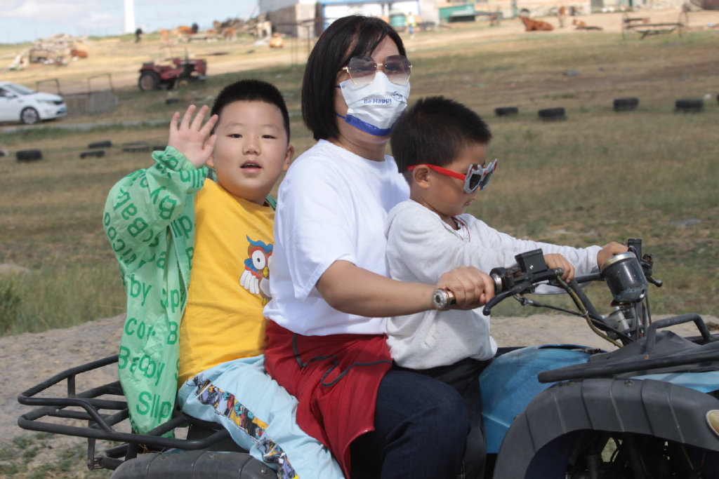 四海朋友草原汇火树银花不夜天亲爽美绿草原之行收获丰，系列之一概览