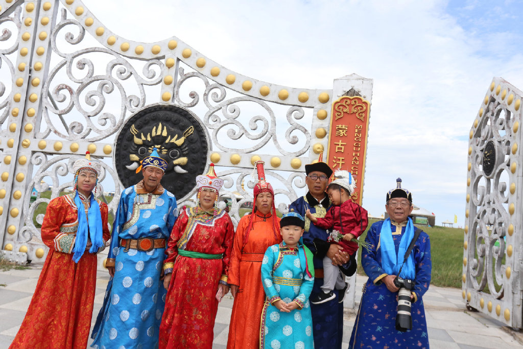 四海朋友草原汇火树银花不夜天亲爽美绿草原之行收获丰，系列之一概览