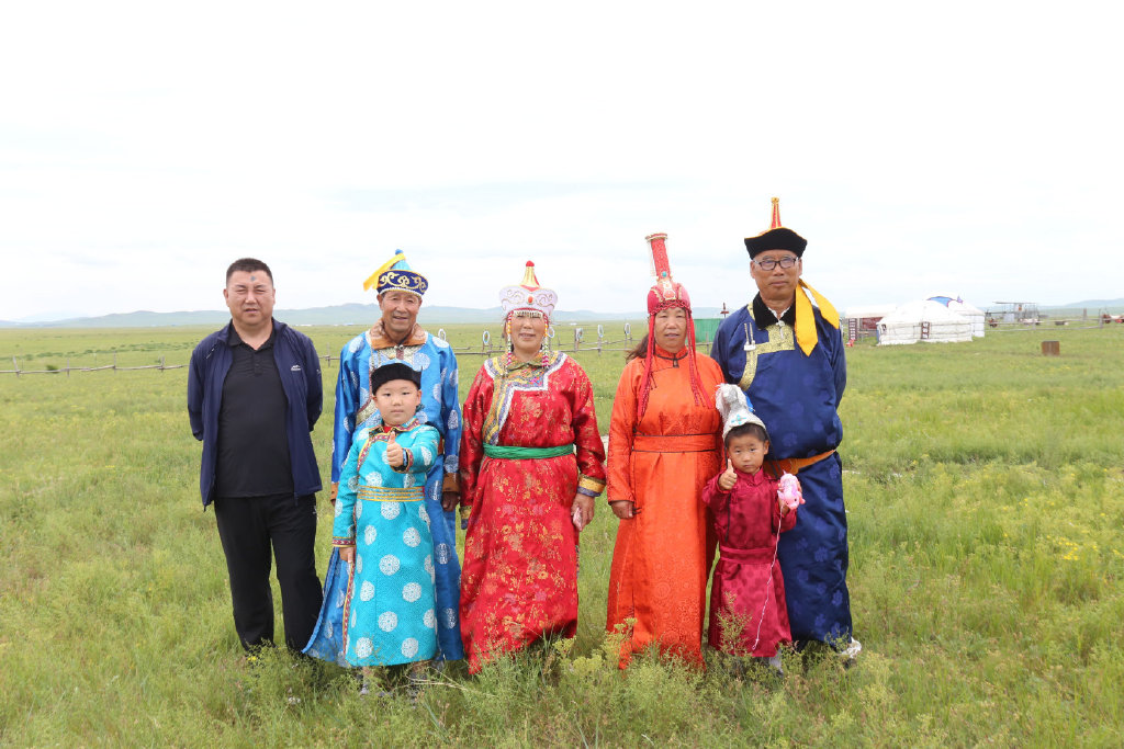 四海朋友草原汇火树银花不夜天亲爽美绿草原之行收获丰，系列之一概览