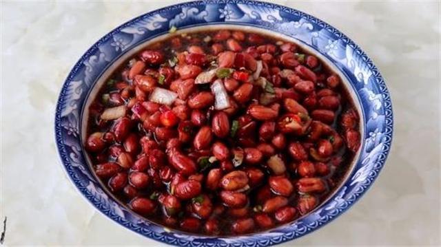 揭秘酒店老醋花生米的制作方法，清爽解腻，比饭店的还美味