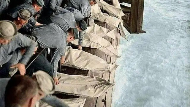 美国军舰无畏号上的海葬