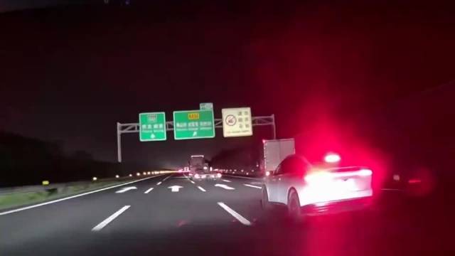 一货车在高速追尾后侧翻滑行十几米 后车人员：离我10米左右