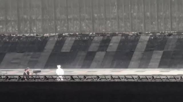 8.22薛之谦演唱会穿个睡袍上来就狠狠的跑了个400米