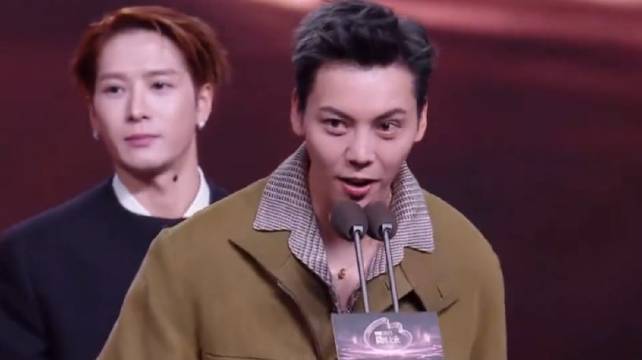 白敬亭:我们粤语都很好陈伟霆:我的粤语更好王嘉尔:我说上海话吧‖微博之夜