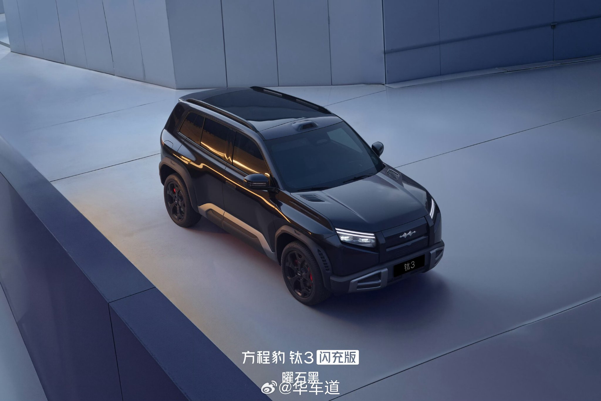 方程豹 钛3闪充版的车深颜色，不愧是潮流选择，总有一款适合喜欢它的你
