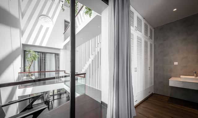 越南一栋房子4、5层,又高又窄,为什么要把卧室分布在天井两侧?