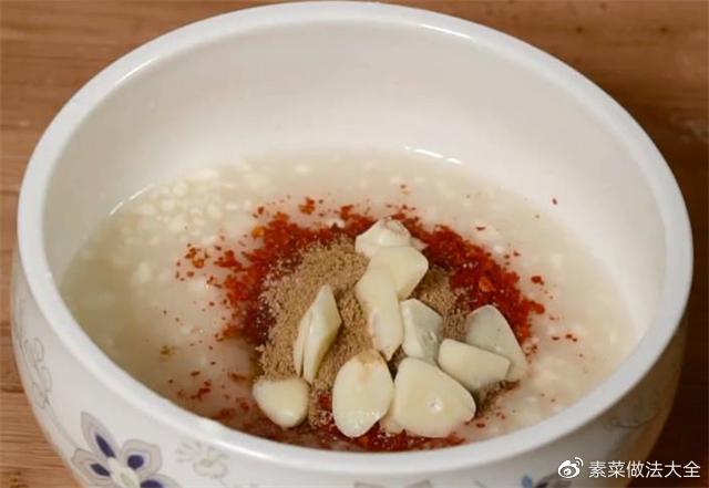 b体育农村人蒸馍才会做的地道小吃面粉搭配辣椒面你肯定没见过(图3)
