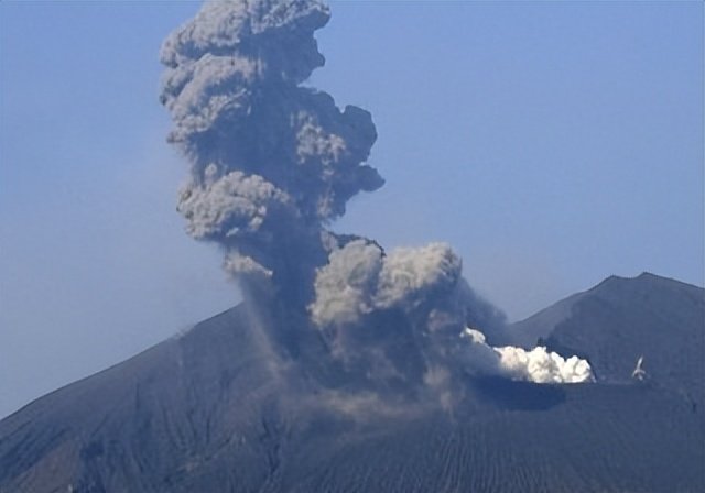 四座火山喷发，沙滩铺满沙丁鱼，群鸟惊飞，日本这是也要地震了吗