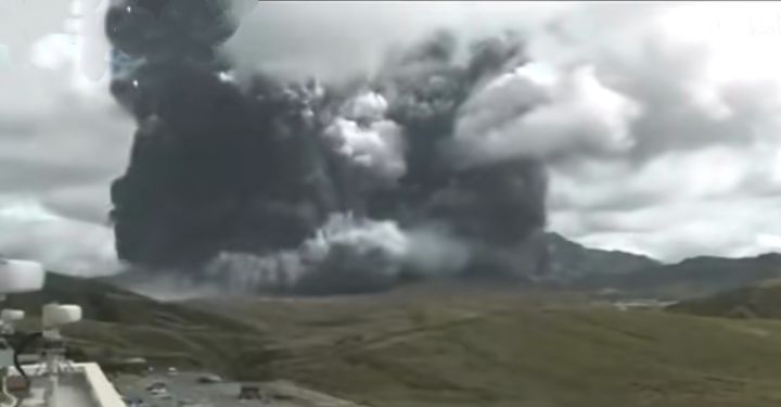 四座火山喷发,沙滩铺满沙丁鱼,群鸟惊飞,日本这是也要地震了吗休闲区蓝鸢梦想 - Www.slyday.coM 四座火山喷发,沙滩铺满沙丁鱼,群鸟惊飞,日本这是也要地震了吗休闲区蓝鸢梦想 - Www.slyday.coM