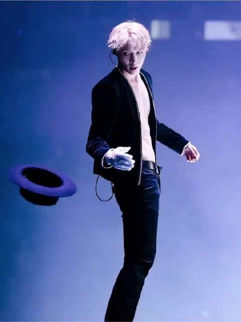 演唱会上致敬迈克尔杰克逊