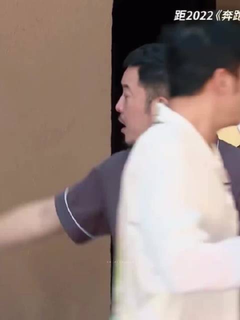 导演说蹲下…就蹲下，就玩我们