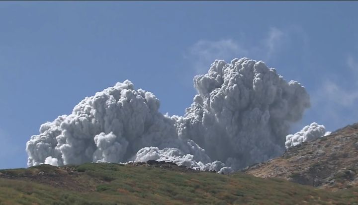 四座火山喷发,沙滩铺满沙丁鱼,群鸟惊飞,日本这是也要地震了吗休闲区蓝鸢梦想 - Www.slyday.coM 四座火山喷发,沙滩铺满沙丁鱼,群鸟惊飞,日本这是也要地震了吗休闲区蓝鸢梦想 - Www.slyday.coM