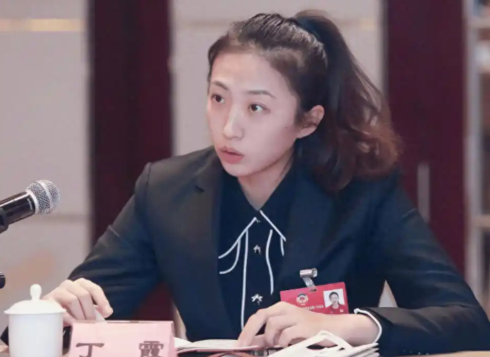 成功上岸？官宣喜讯，丁霞上任，亮相辽宁新岗位，级别主任