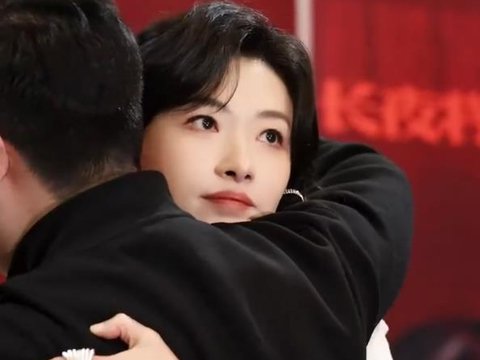 演员万茜路演现场“徒手拎起”190斤观众_文小娱