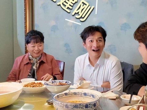 李维嘉讲述与何炅、汪涵的往事,罕见提及龙丹妮,他妈妈沉默不语