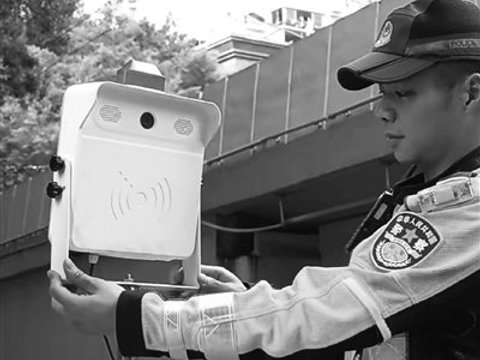 警用摩托搭载“智眼”专治违法“电鸡”