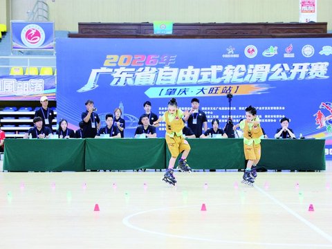 五百多名轮滑选手比拼速度与激情