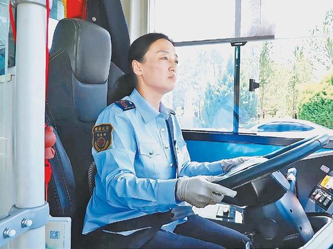 方向盘上的“温情摆渡人”