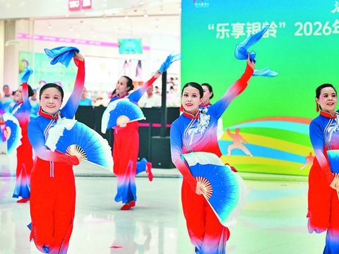 百余老人喜气洋洋扭秧歌
